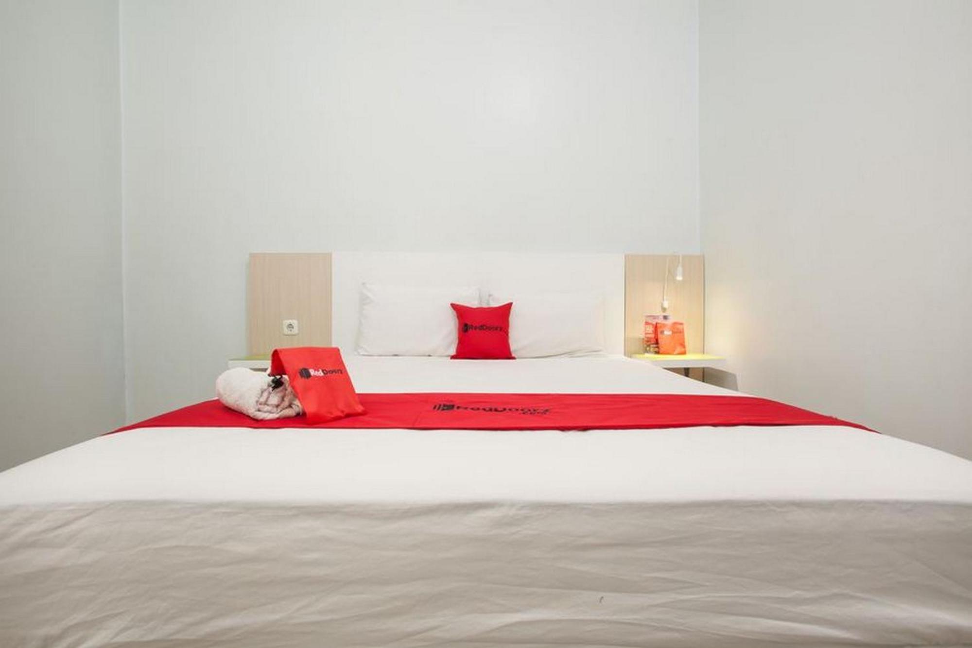 Hotel RedDoorz @ Kartohardjo Madiun Zewnętrze zdjęcie