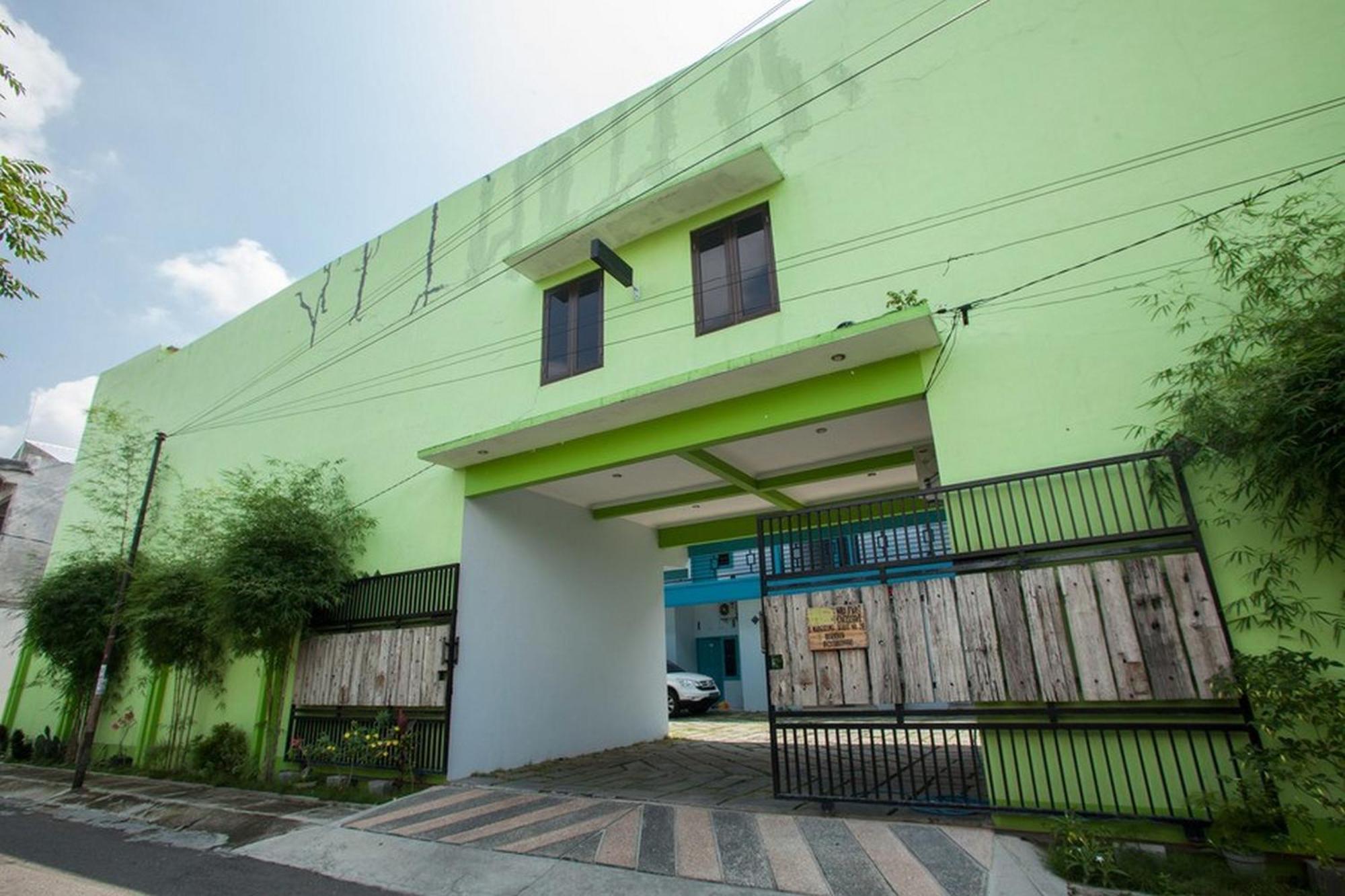 Hotel RedDoorz @ Kartohardjo Madiun Zewnętrze zdjęcie