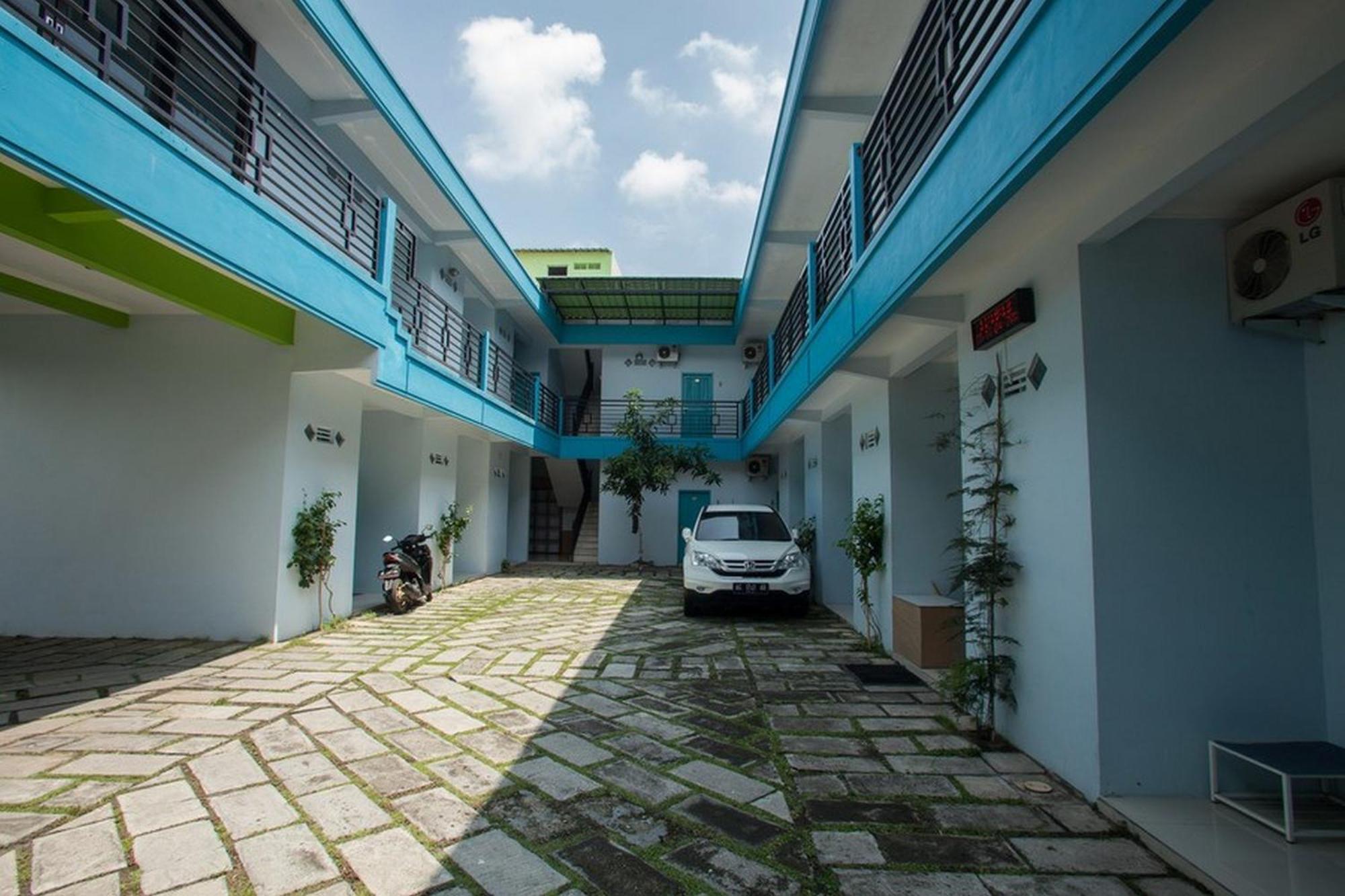 Hotel RedDoorz @ Kartohardjo Madiun Zewnętrze zdjęcie