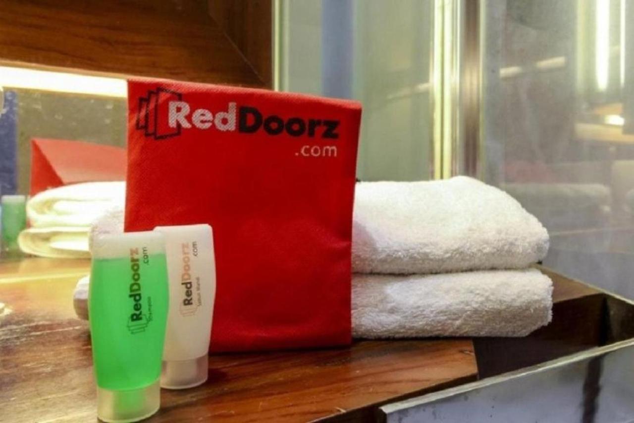Hotel RedDoorz @ Kartohardjo Madiun Zewnętrze zdjęcie
